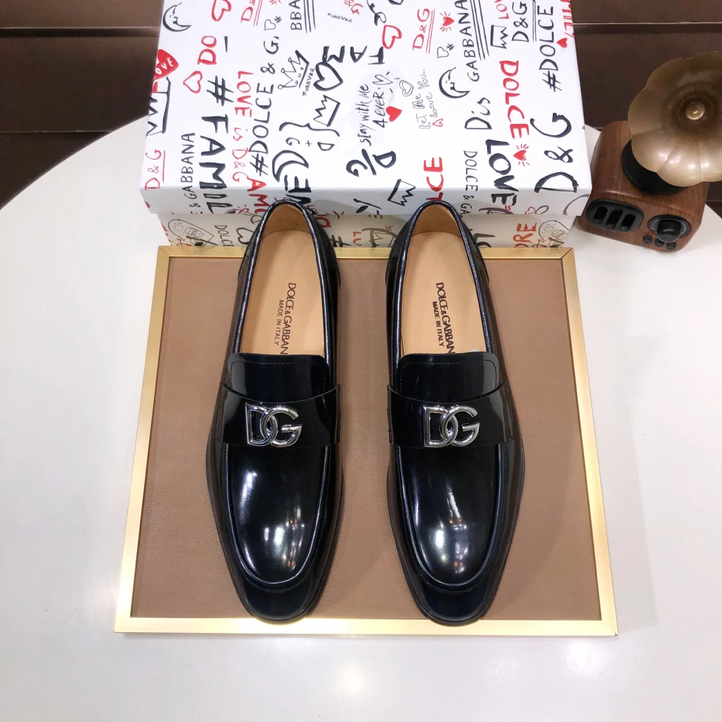 Ex-factory price 500💰DG top quality🔍🔍men's new leather shoes🚹Sold simultaneously at counters⚠Shoe uppers are imported cowhide from Italy, fully imported cowhide lining, imported accessories💪💪, completely 1⃣️ to 1⃣️replica🇮🇹 💪💪, ⚠Sole: The original sole is specially provided by the original factory, the exclusive movable molded sole is super comfortable, ⚠The original factory follows the order, 🔍🔍high quality, you can enter and exit the counter at will, welcome to compare ⚠Number of sizes: 38-44 (45 customized)
